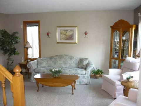 10048 Pamela Dr, Roscoe, IL 61073 photo 3