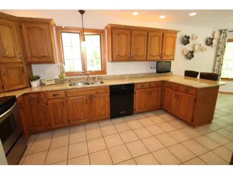 11485 Ridgecrest Dr, Roscoe, IL 61073 photo 2
