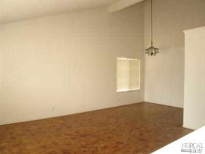 149 Iris Ct, Vallejo, CA 94591 photo 2