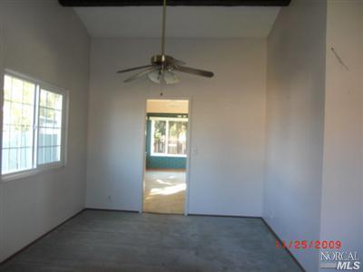 580 E Creekside Cir, Dixon, CA 95620 photo 3