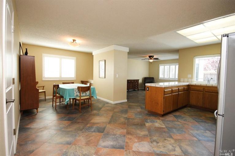 712 Stallion Cir, Fairfield, CA 94533 photo 2