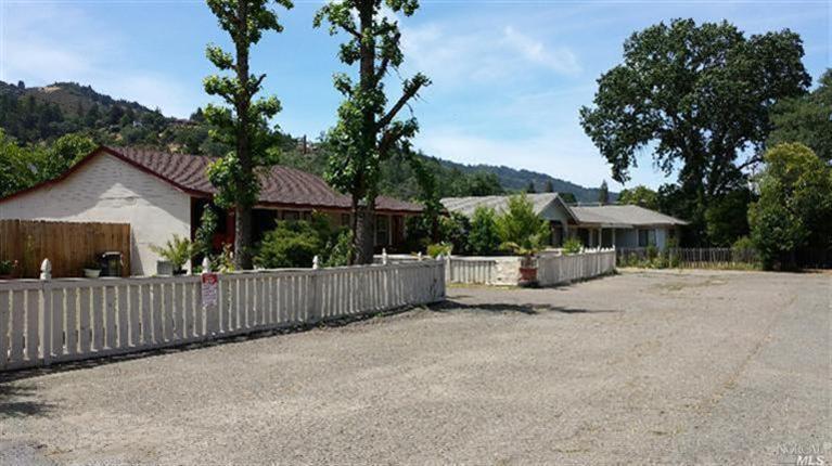 36 Meadowbrook Dr, Ukiah, CA 95482 photo 2