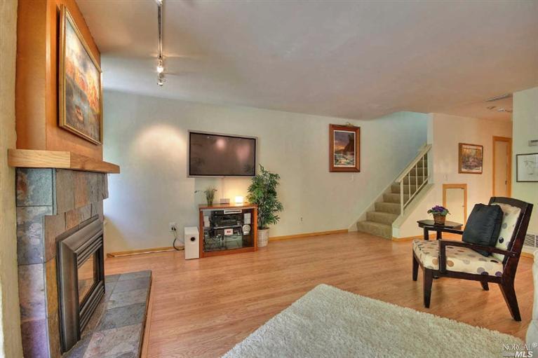 37 Flicker Dr, Novato, CA 94949 photo 2