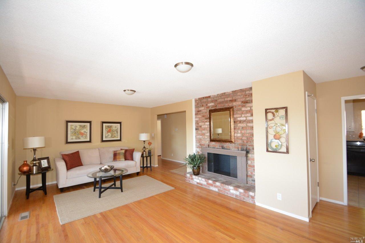 368 Springbrook Dr, Vallejo, CA 94591 photo 2