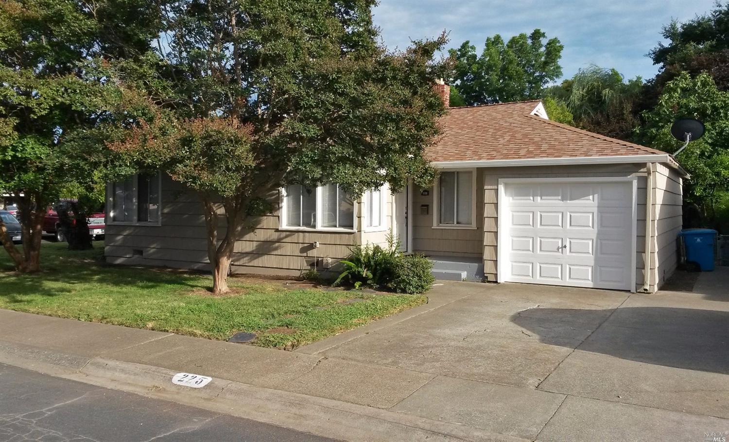 225 Elm St, Vacaville, CA 95688 photo 1