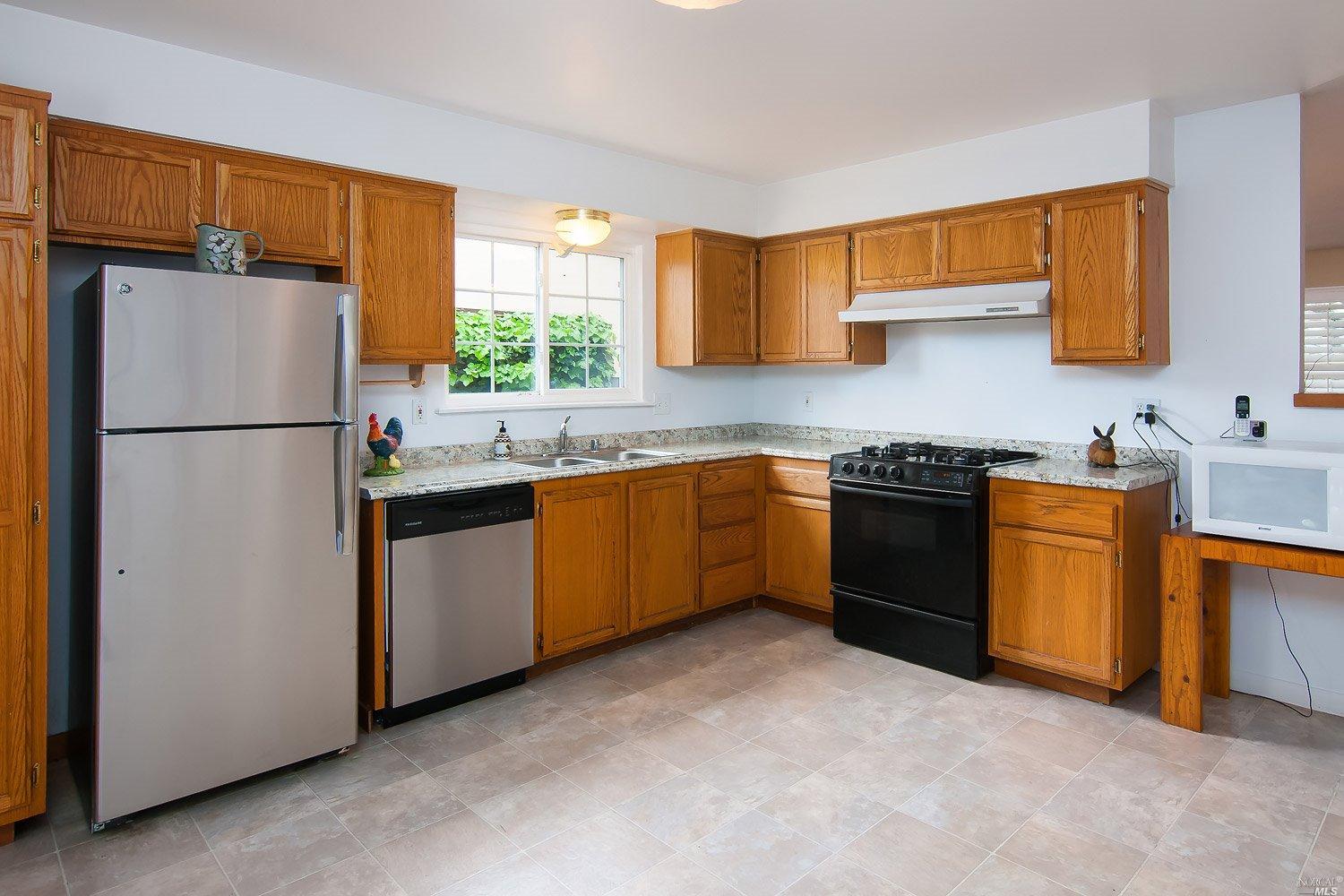 1412 Sarkesian Dr, Petaluma, CA 94954 photo 3