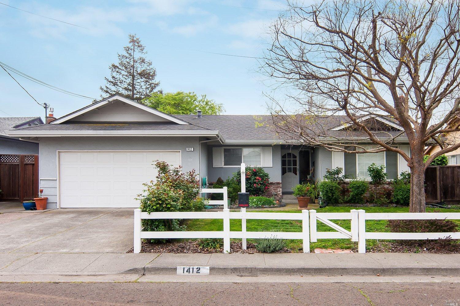 1412 Sarkesian Dr, Petaluma, CA 94954 photo 1