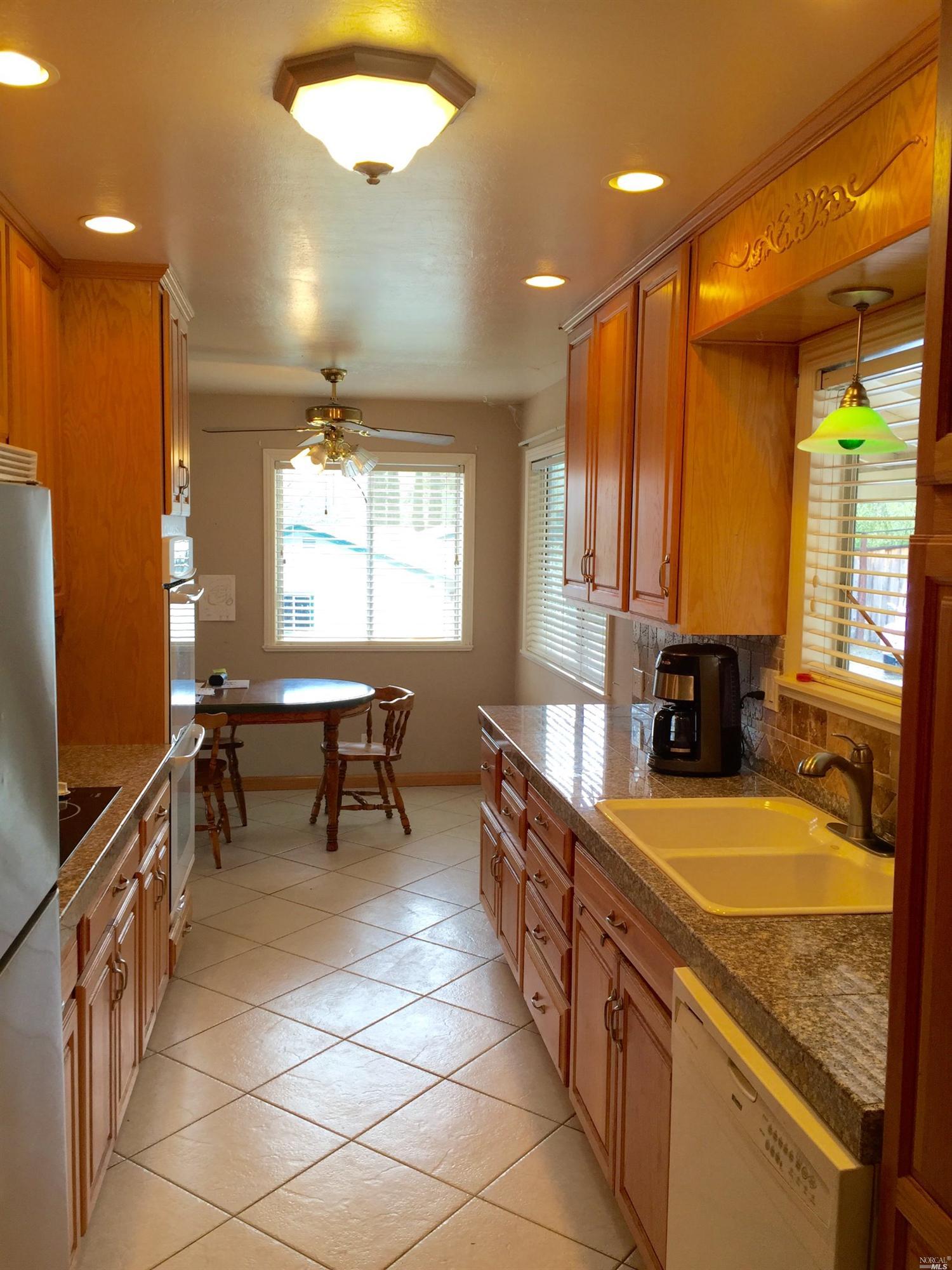 204 Bourbon Ln, Ukiah, CA 95482 photo 5