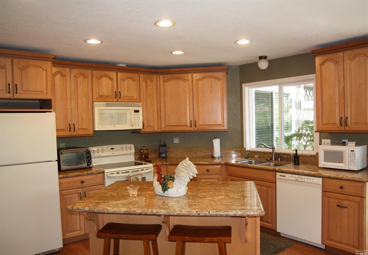 182 Bluebird Dr, Windsor, CA 95492 photo 2