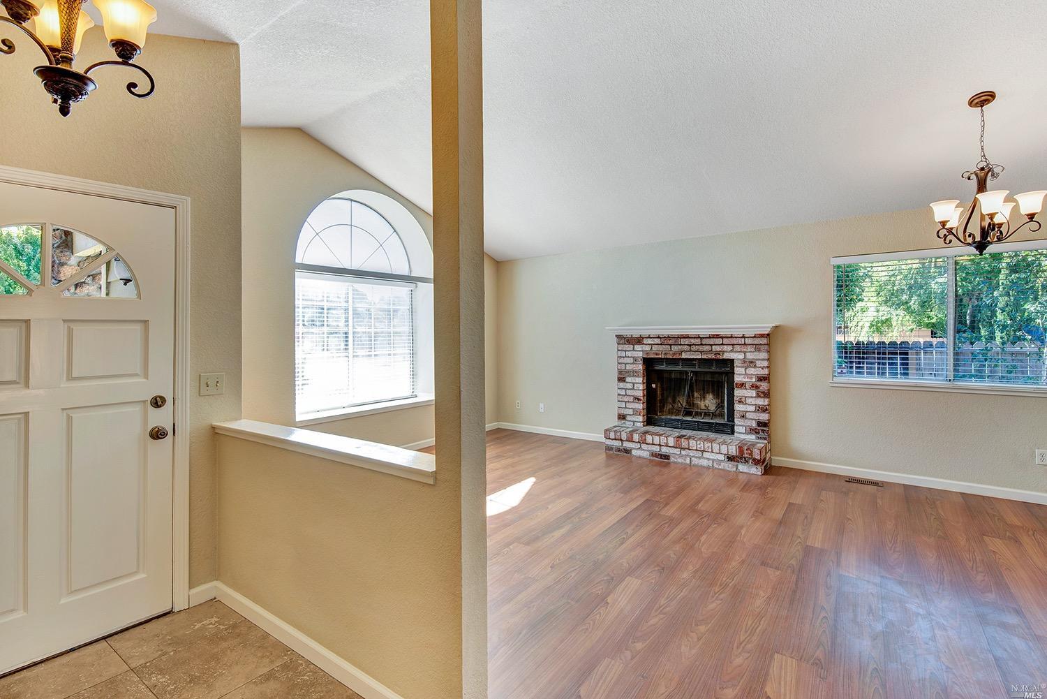 7801 Sparrow Ct, Windsor, CA 95492 photo 5