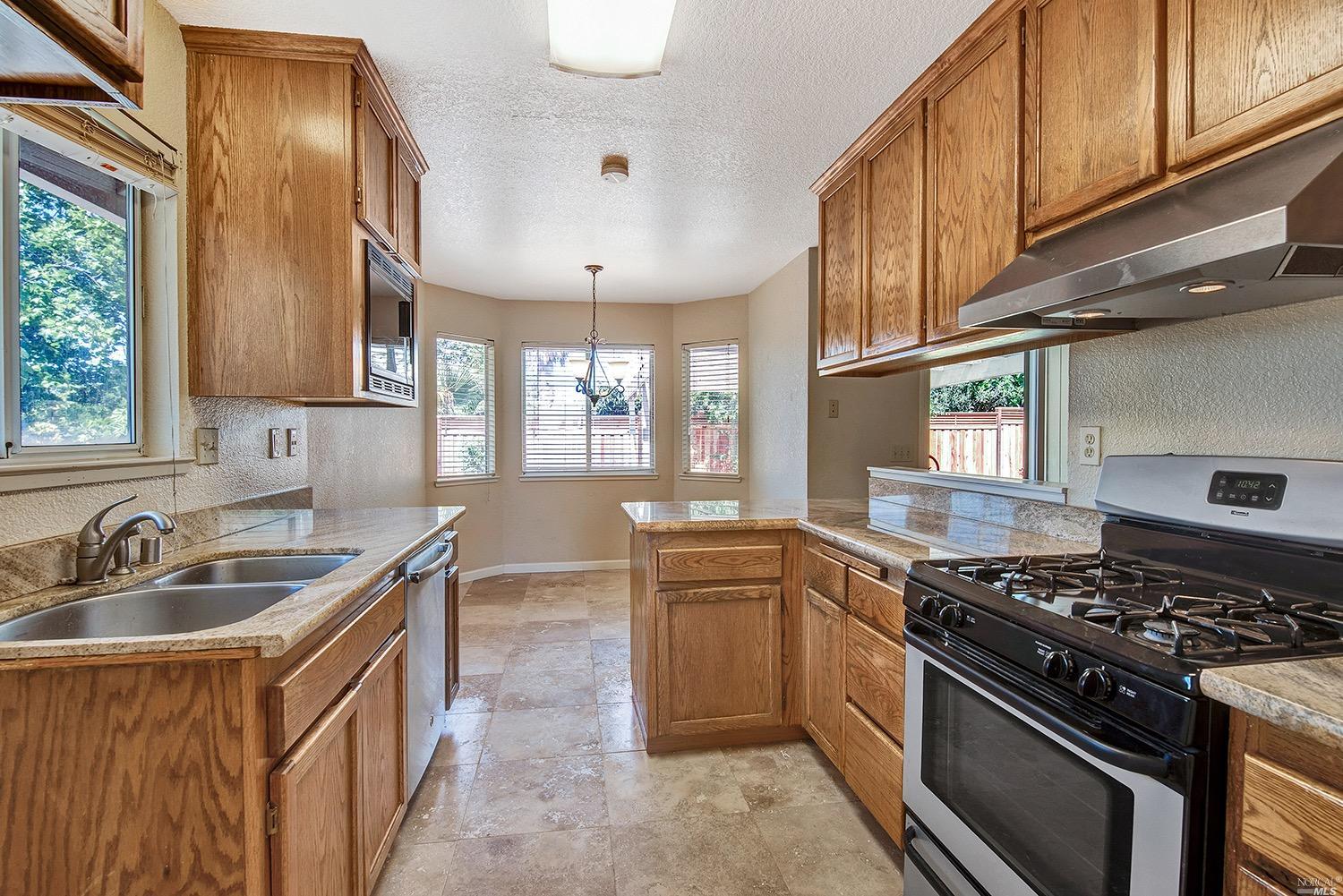 7801 Sparrow Ct, Windsor, CA 95492 photo 9