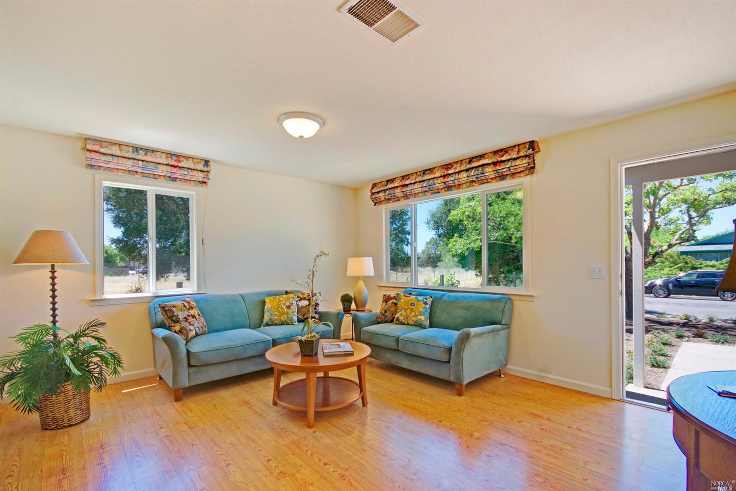 8036 Dove Ln, Windsor, CA 95492 photo 3