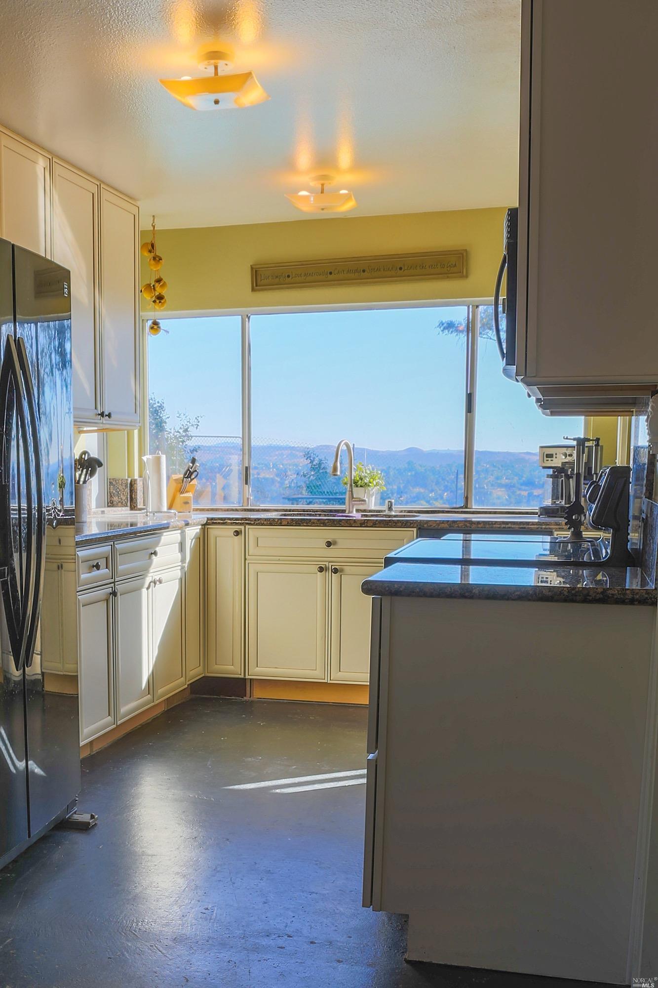 385 Locust Dr, Vallejo, CA 94591 photo 3