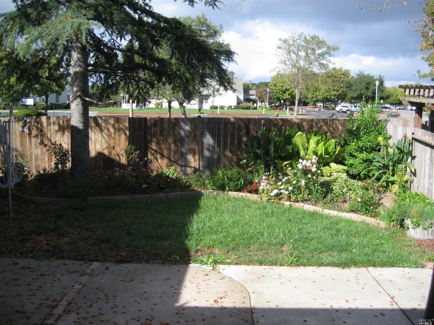 889 Natalie Dr, Windsor, CA 95492 photo 3