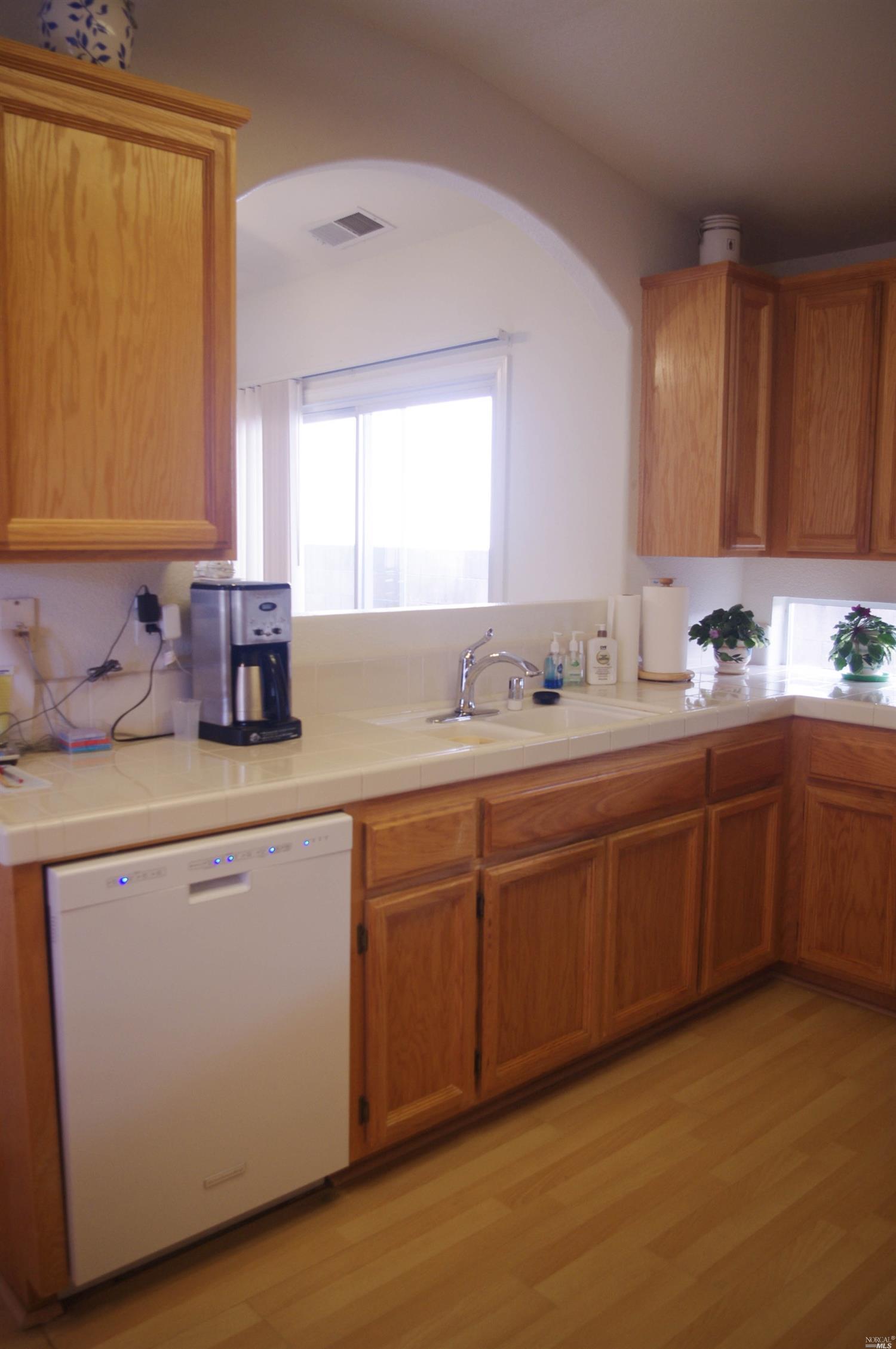 302 Bartlett Ln, Vacaville, CA 95687 photo 4