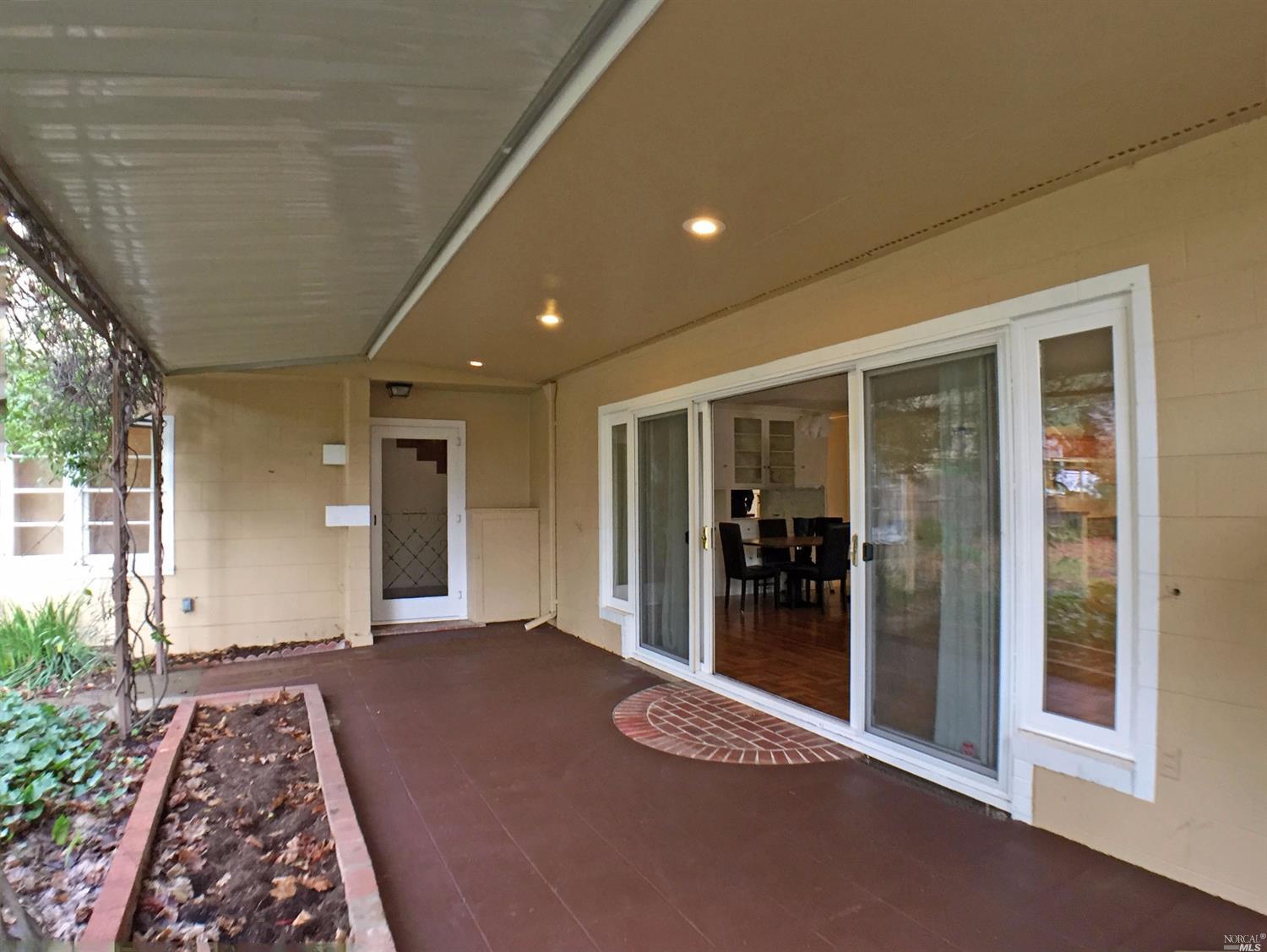 535 S Spring St, Ukiah, CA 95482 photo 2