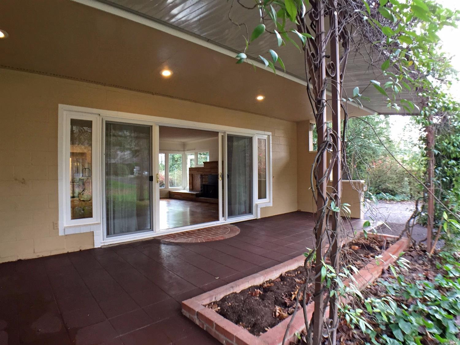 535 S Spring St, Ukiah, CA 95482 photo 3