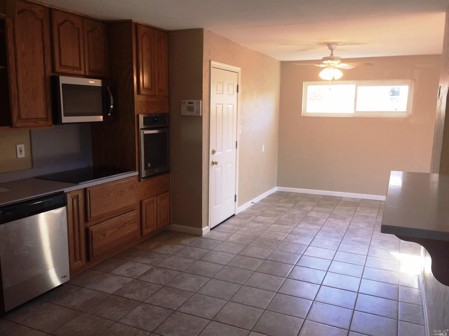 208 Juniper St, Vacaville, CA 95688 photo 2