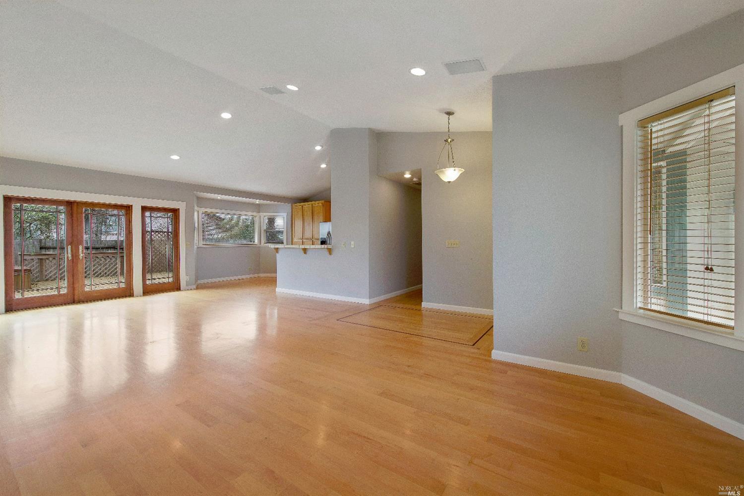 958 Buckingham Dr, Windsor, CA 95492 photo 3