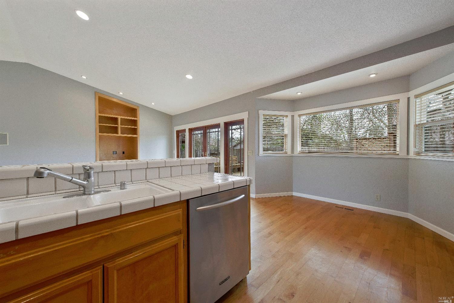 958 Buckingham Dr, Windsor, CA 95492 photo 9