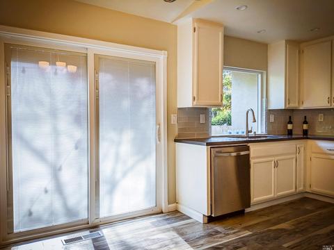 208 La Quinta Dr, Windsor, CA 95492 photo 6