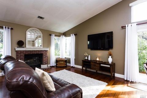 136 Hawk Ct, Vacaville, CA 95687 photo 4