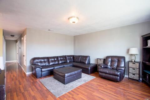 415 Temple Dr, Vacaville, CA 95687 photo 5