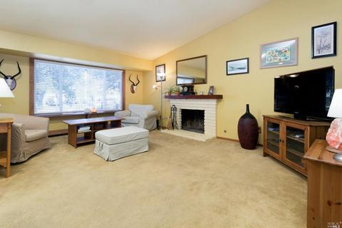 860 Daniel Dr, Petaluma, CA 94954 photo 2