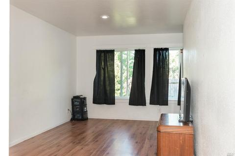 8136 Countryside Ct, Windsor, CA 95492 photo 4