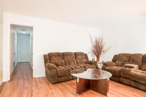 8136 Countryside Ct, Windsor, CA 95492 photo 2