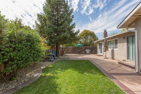 208 Georgetown Dr, Vacaville, CA 95687 photo 4