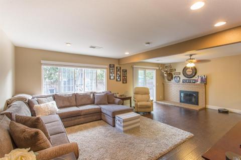 208 Georgetown Dr, Vacaville, CA 95687 photo 5