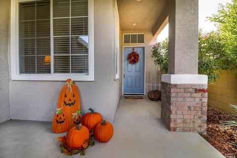 379 Bartlett Ln, Vacaville, CA 95687 photo 2