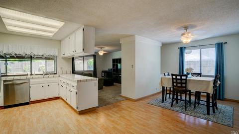 736 Stallion Cir, Fairfield, CA 94533 photo 2
