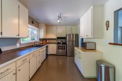 996 Davis Dr, Ukiah, CA 95482 photo 4