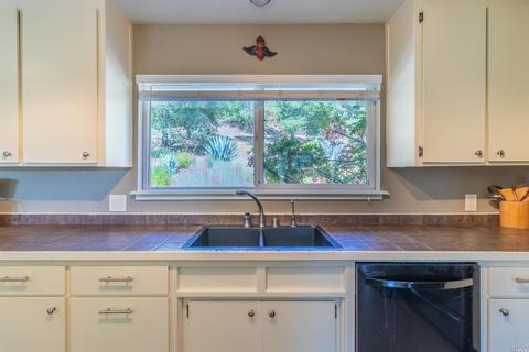 996 Davis Dr, Ukiah, CA 95482 photo 3