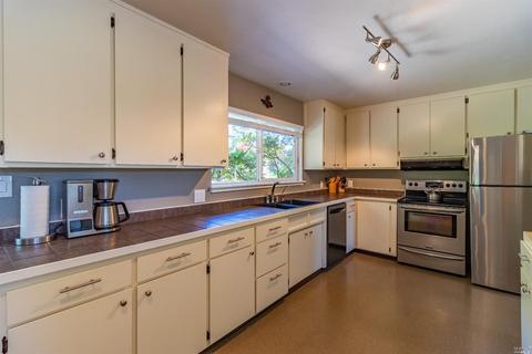 996 Davis Dr, Ukiah, CA 95482 photo 5