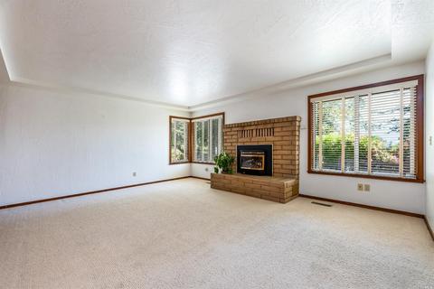 261 Bourbon Ln, Ukiah, CA 95482 photo 4