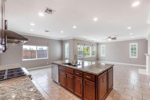 678 Elderberry Loop, Vacaville, CA 95688 photo 2