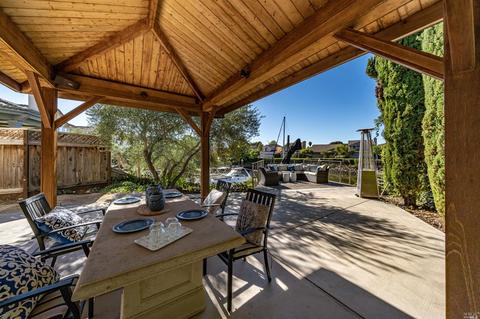 33 Lighthouse Ct, Napa, CA 94559 photo 2