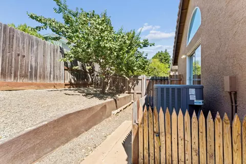 Exterior - 1012 Hillview Ln, Winters, CA 95694 photo 2 of 4