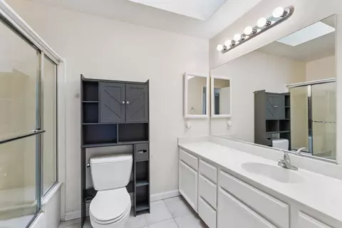 Bath - 1012 Hillview Ln, Winters, CA 95694 photo 1 of 3
