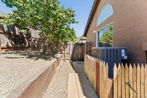 Exterior - 1012 Hillview Ln, Winters, CA 95694 photo 3 of 4
