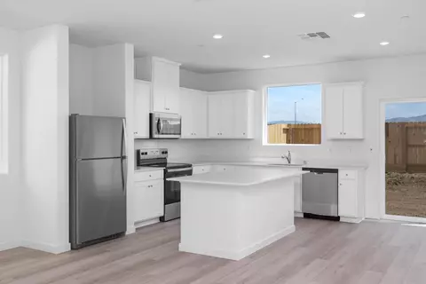 Kitchen - 624 Darlington Way, Patterson, CA 95363 photo 3 of 3