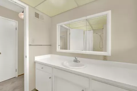 Bath - 928 Acacia, Davis, CA 95616 photo 2 of 3