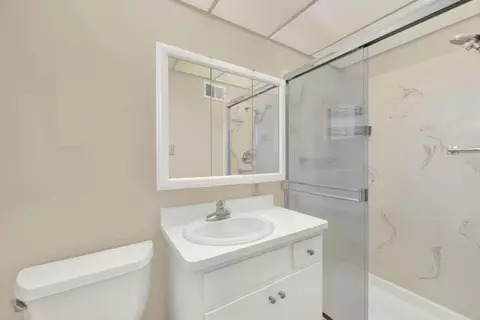 Bath - 928 Acacia, Davis, CA 95616 photo 3 of 3