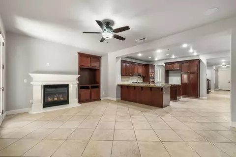 Living - 2552 Pinkerton Way, Lodi, CA 95242 photo 3 of 5