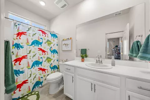 Bath - 1308 Valley Oak Dr, Winters, CA 95694 photo 4 of 5