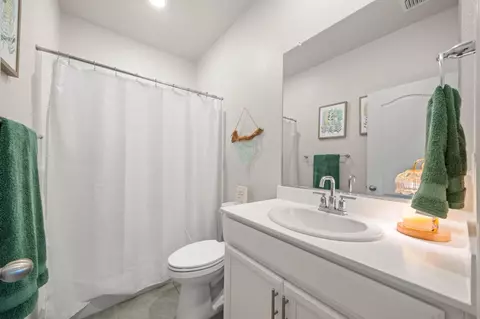 Bath - 1308 Valley Oak Dr, Winters, CA 95694 photo 1 of 5