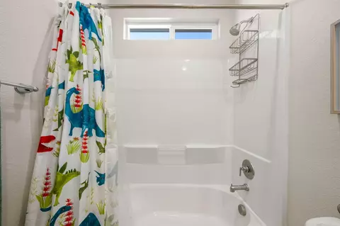 Bath - 1308 Valley Oak Dr, Winters, CA 95694 photo 5 of 5
